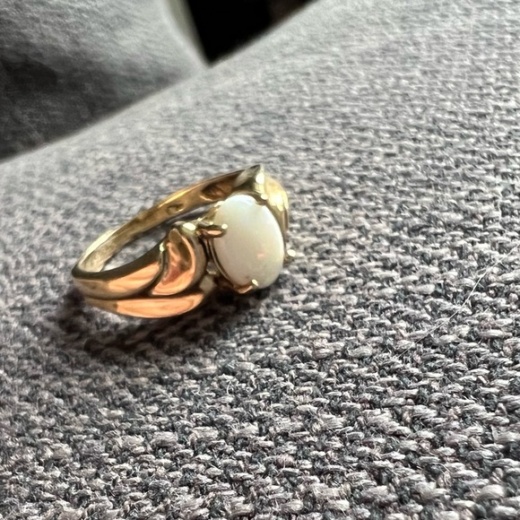 10k Yellow Gold Opal Ring - Picture 4 of 16